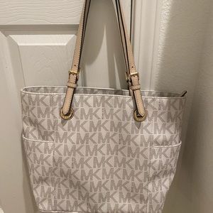 Michael Kors Jet Set Signature Tote in Vanilla